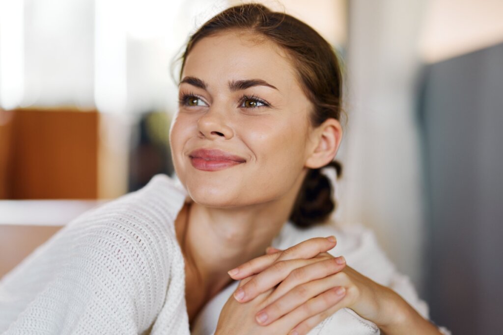 Alguns tratamentos podem ajudar a amenizar a aparência dos poros na pele (Imagem: ShotPrime Studio | Shutterstock)