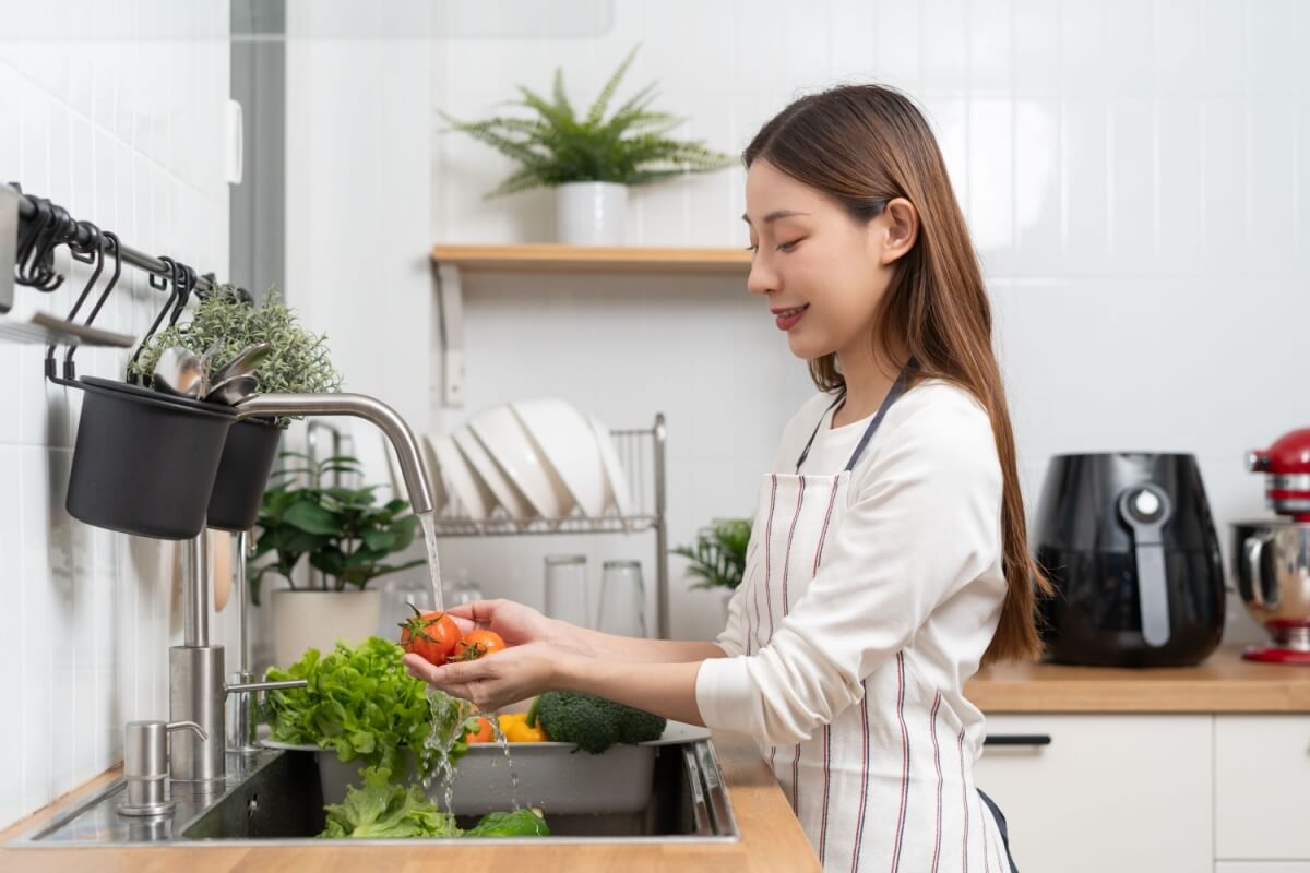 Hábitos na cozinha podem abrir portas para a contaminação alimentar (Imagem: Pormezz | Shutterstock) 
