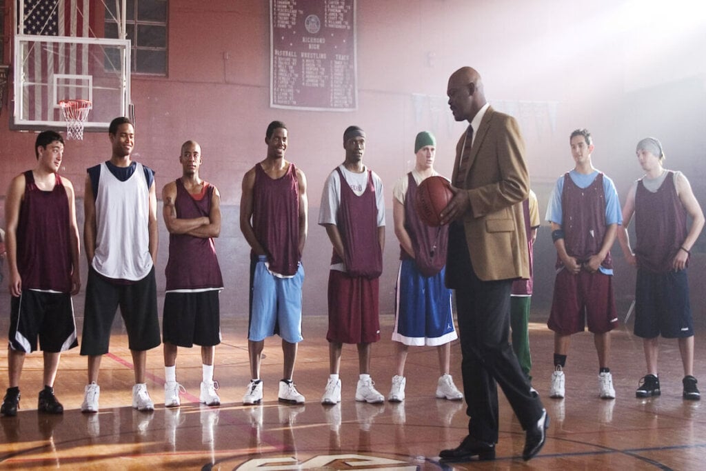 No filme “Coach Carter – Treino para a vida”, Ken Carter muda a história dos jovens que fazem parte de um time de basquete (Imagem: Reprodução digital | Paramount Pictures)