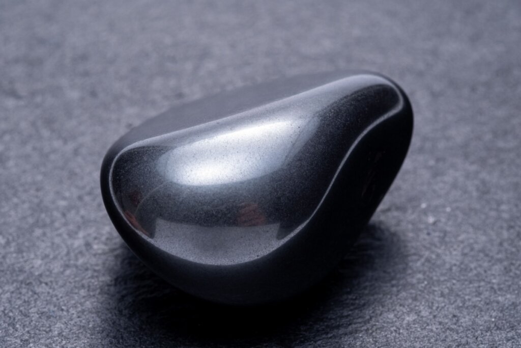 O cristal obsidiana negra traz proteção para os escorpianos (Imagem: smallblackcat | Shutterstock)