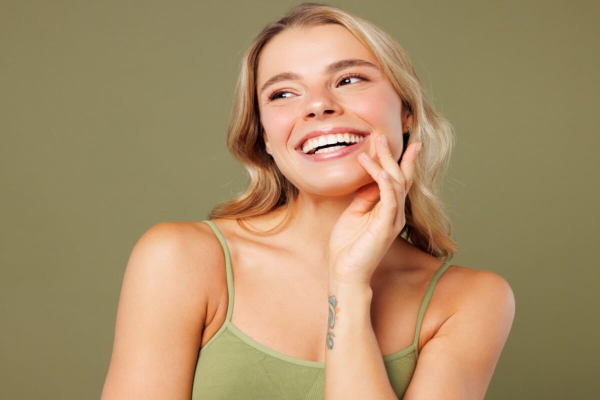 Os poros fazem parte da pele, mas é possível deixá-los menos evidentes (Imagem: ViDI Studio | Shutterstock)