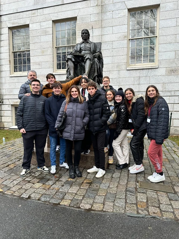 Joelmo com seus alunos em um fórum geopolítico de Harvard