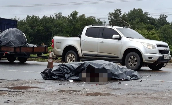 Motociclista morre após colisão com caminhão de gás na BR-101 em São Mateus.