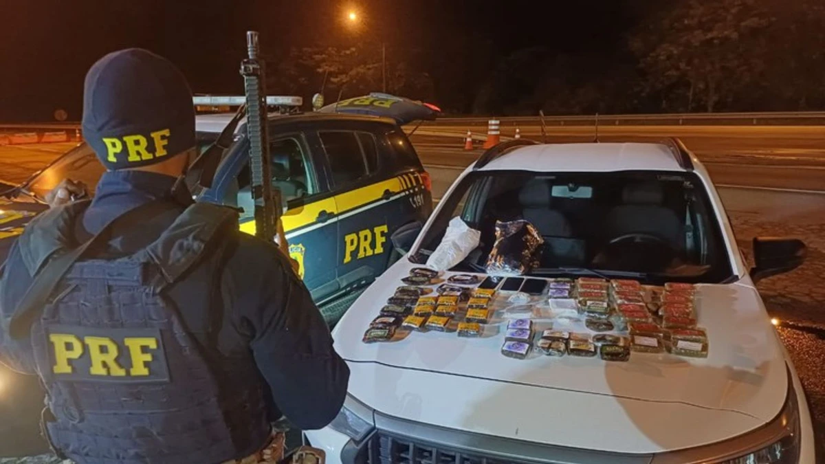 O haxixe estava embalado em 63 tabletes e foi encontrado pela PRF no interior do RJ