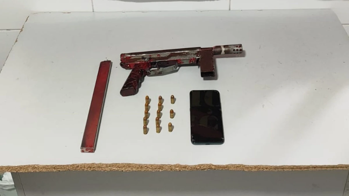 Submetralhadora artesanal apreendida com o suspeito em Linhares