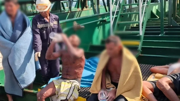 Um dos pescadores, de 38 anos, estava em estado de desidratação severa e precisou ser socorrido de helicóptero pela Marinha