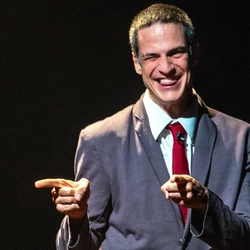 Mateus Solano chega a Vitória com peça “O Figurante”