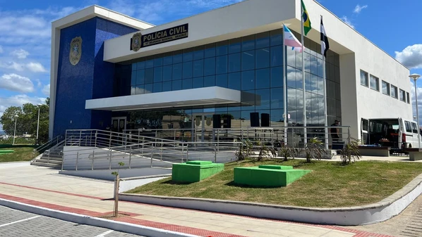 Suspeita de 26 anos contou para a Polícia Militar que agiu para se defender após ser ameaçada pelo homem com uma faca