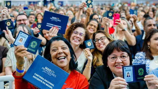 Novo documento oficial da categoria dá direito a descontos em eventos culturais e até no valor de diária de hotéis; veja passo a passo para acessar benefícios