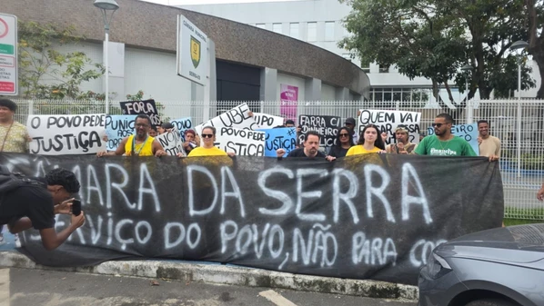Manifestantes percorreram ruas do centro do município e levaram faixas e cartazes para a frente do Legislativo, após decisão que impede posse de suplentes