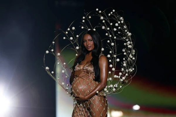 A modelo Jasmine Tookes abre o desfile grávida de nove meses
