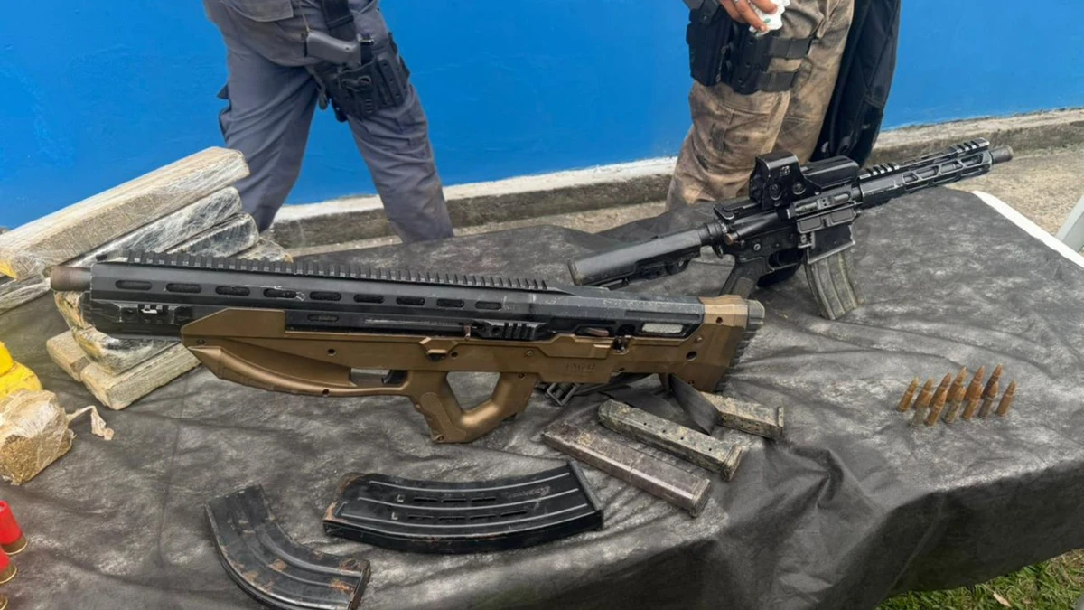 A Polícia Militar do Espírito Santo, por meio do Batalhão de Ações com Cães (BAC) apreendeu fuzil, espingarda e drogas no bairro Resistência, em Vitória