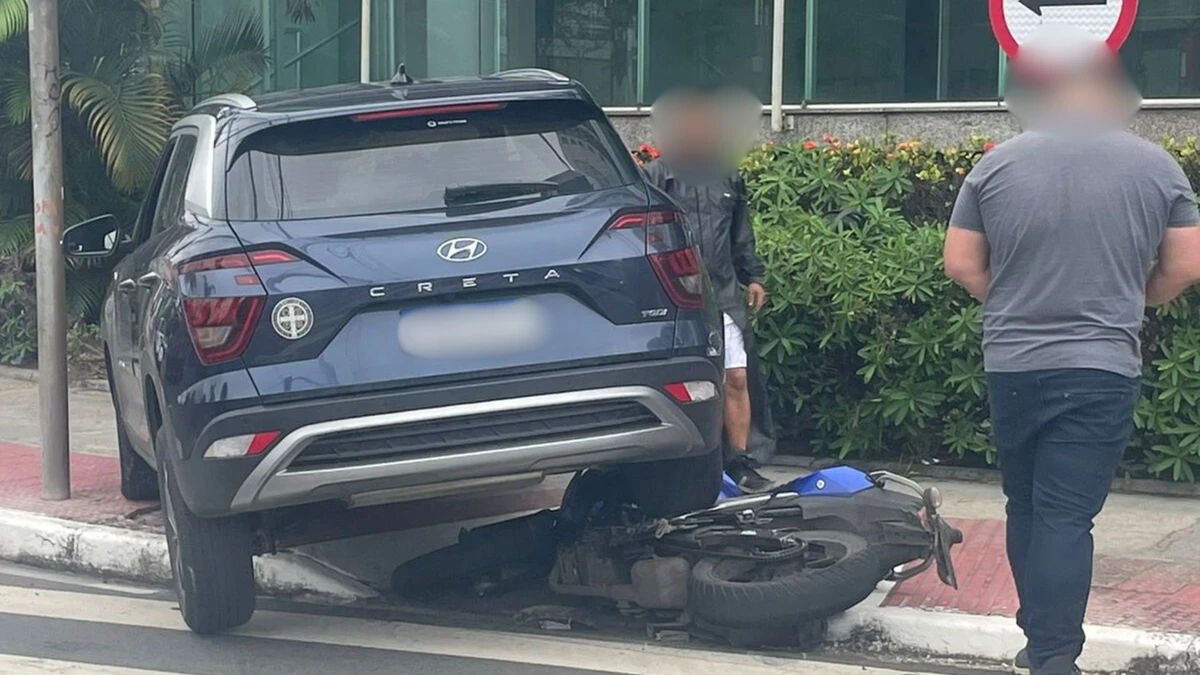 Carro e moto envolvidos em acidente em Jardim da Penha