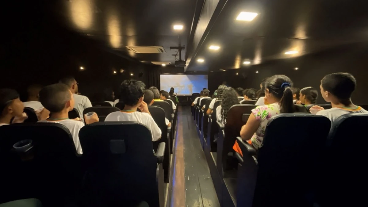 Cinema itinerante tem piso inclinado, poltronas confortáveis e tecnologia de ponta
