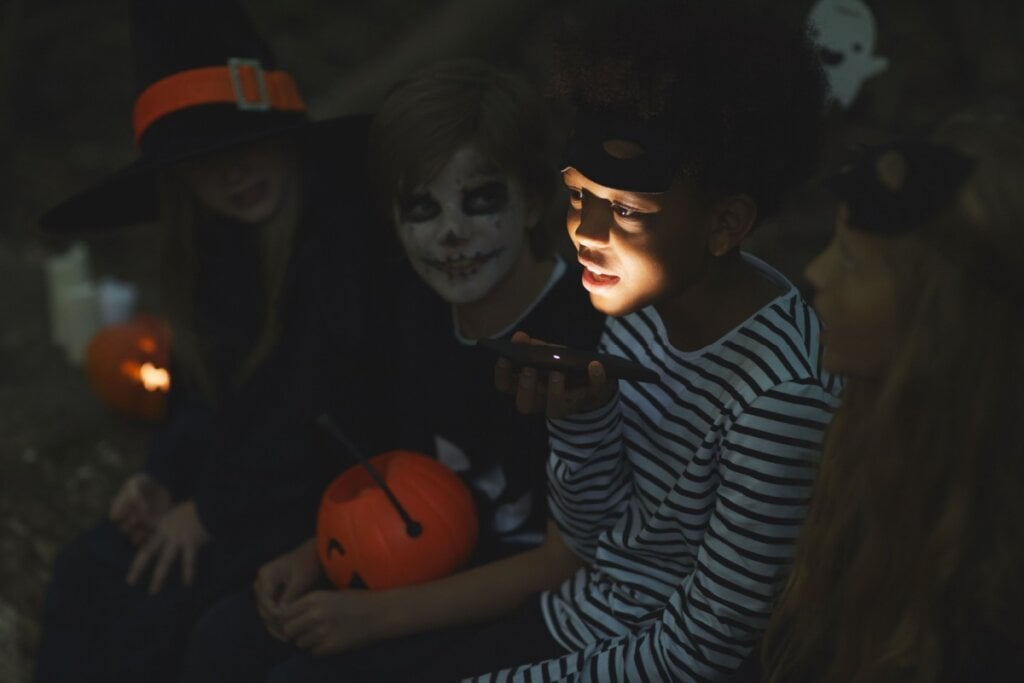 As crianças podem ajudar a contar histórias no Halloween (Imagem: SeventyFour | Shutterstock)