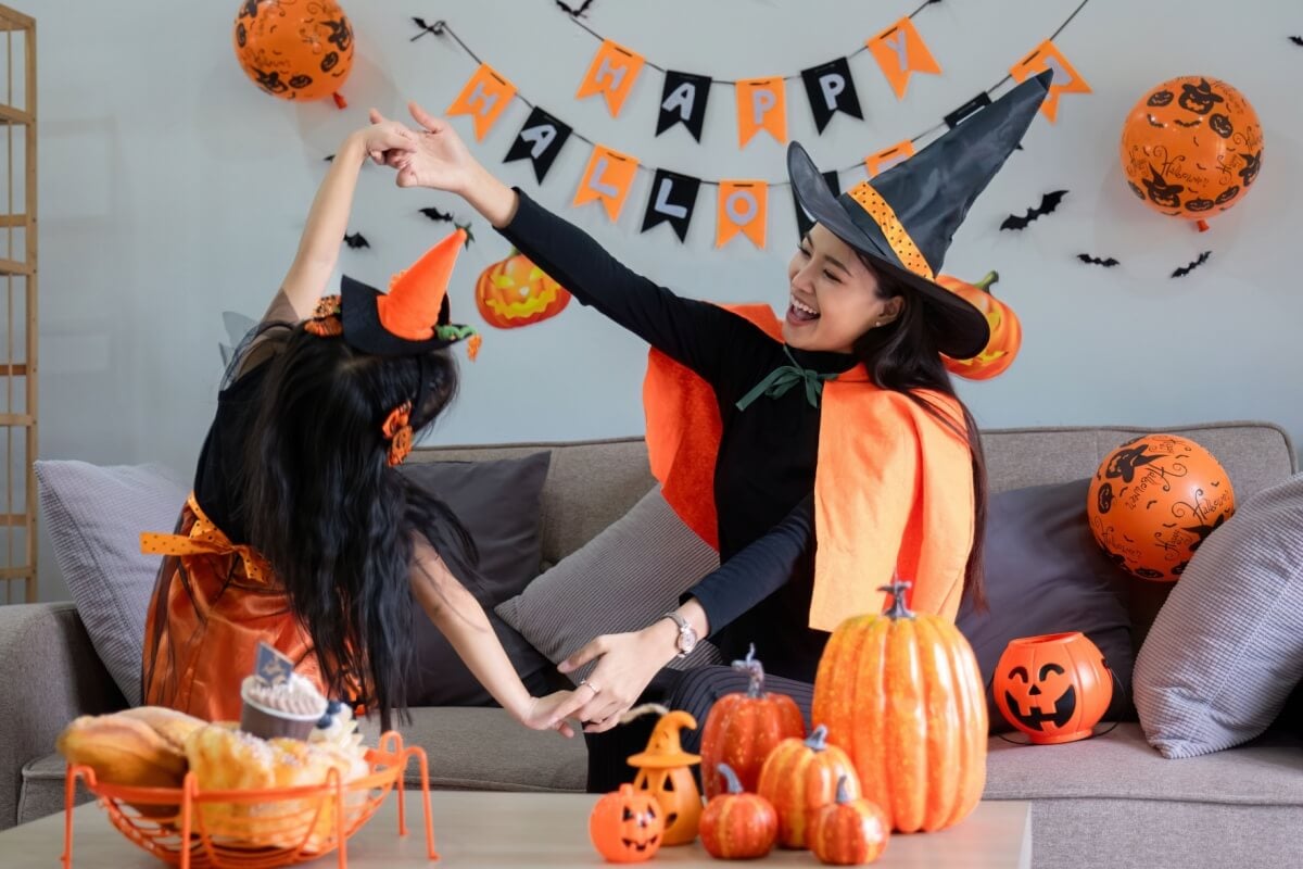 O Halloween é uma ótima oportunidade de criar brincadeiras lúdicas e festivas (Imagem: wichayada suwanachun | Shutterstock)