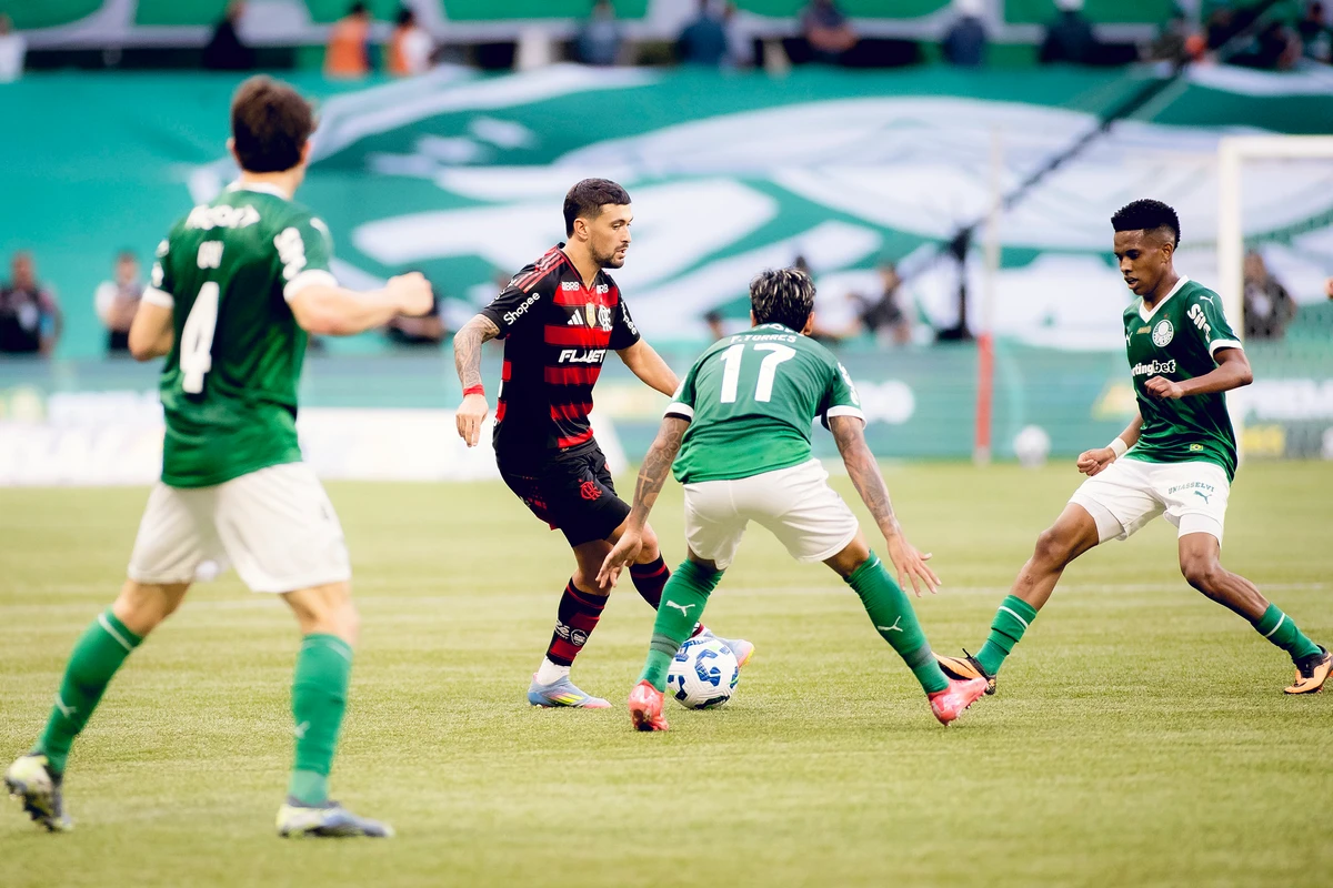 Flamengo e Palmeiras se enfrentando pelo Brasileirão Série A 