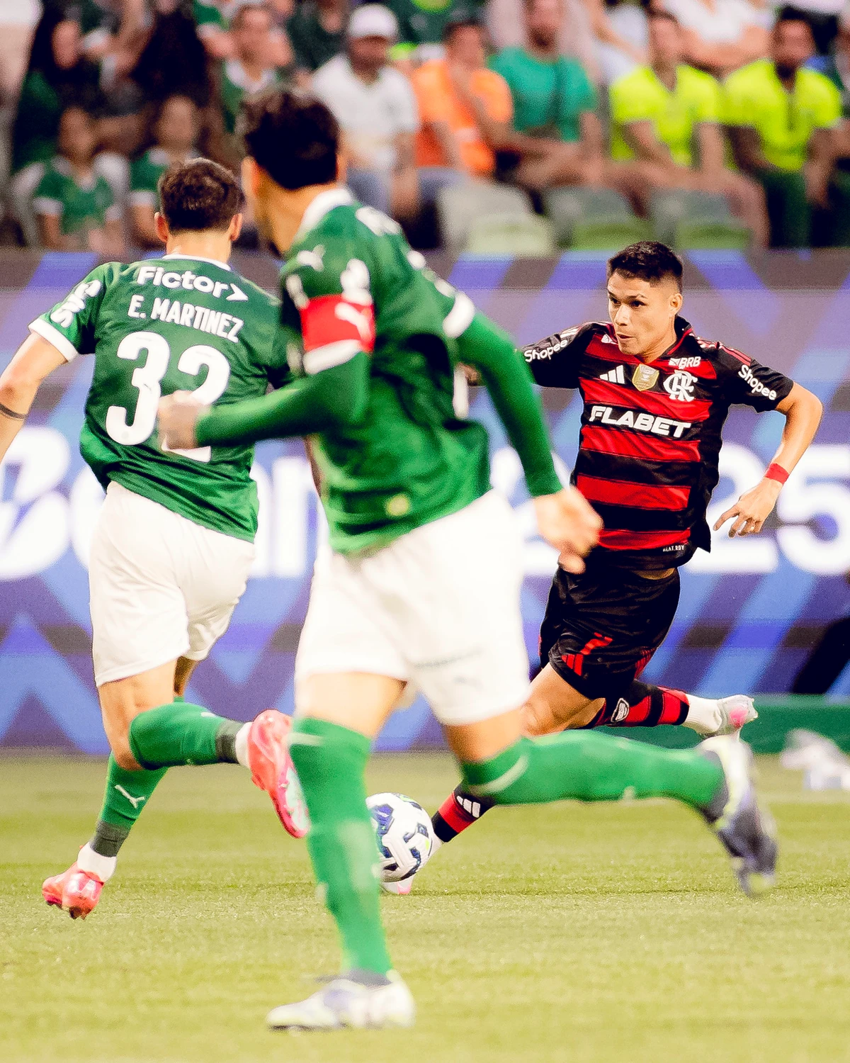 Flamengo e Palmeiras se enfrentando pelo Brasileirão Série A 