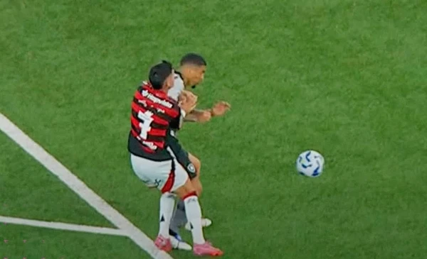 Luiz Araújo recebeu um pisão dentro da área e o árbitro nada marcou