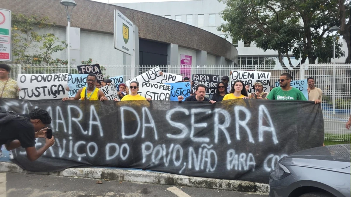 Manifestantes protestam em frente à Câmara da Serra