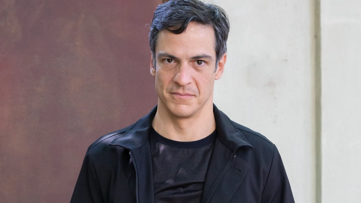 Mateus Solane dá tapa em celular de fã