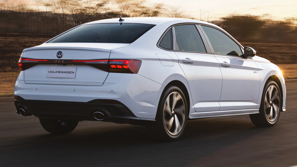 O novo Jetta possui lanternas LED conectadas e teto solar panorâmico, que passa a ser item de série