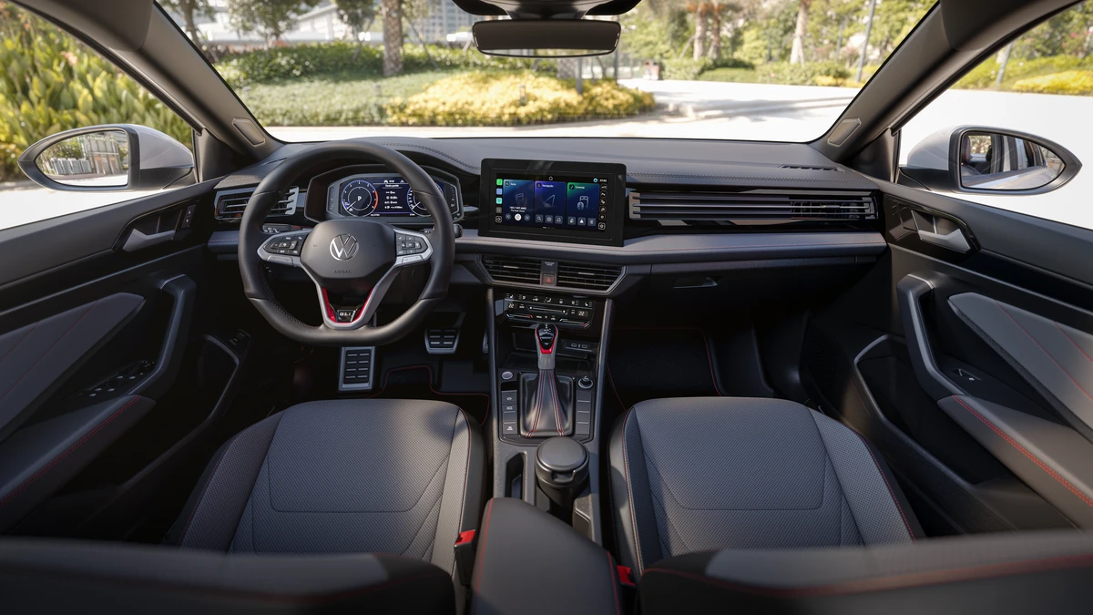 O interior do sedã alemão agora possui painel digital, VW Play Connect, bancos em couro perfurado, ar-condicionado Climatronic e carregador por indução