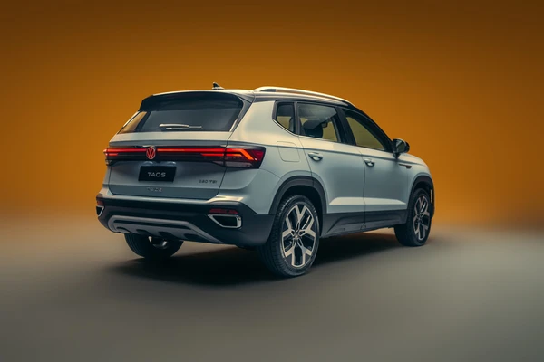 Logotipo iluminado e faixa de luz entre as lanternas estreiam no modelo 2026