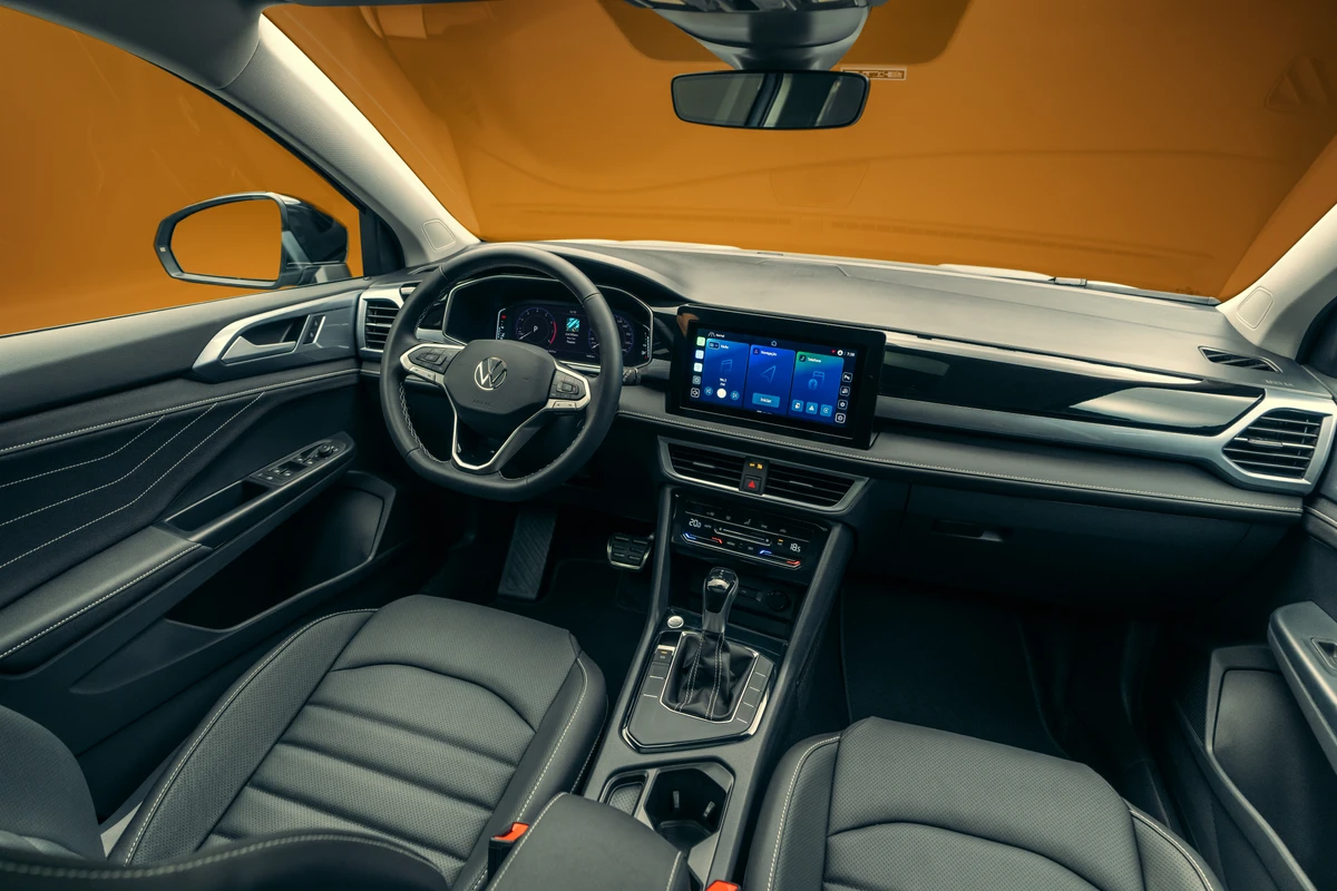 Painel redesenhado, VW Play Connect flutuante e novos acabamentos de cabine marcam o Novo Taos