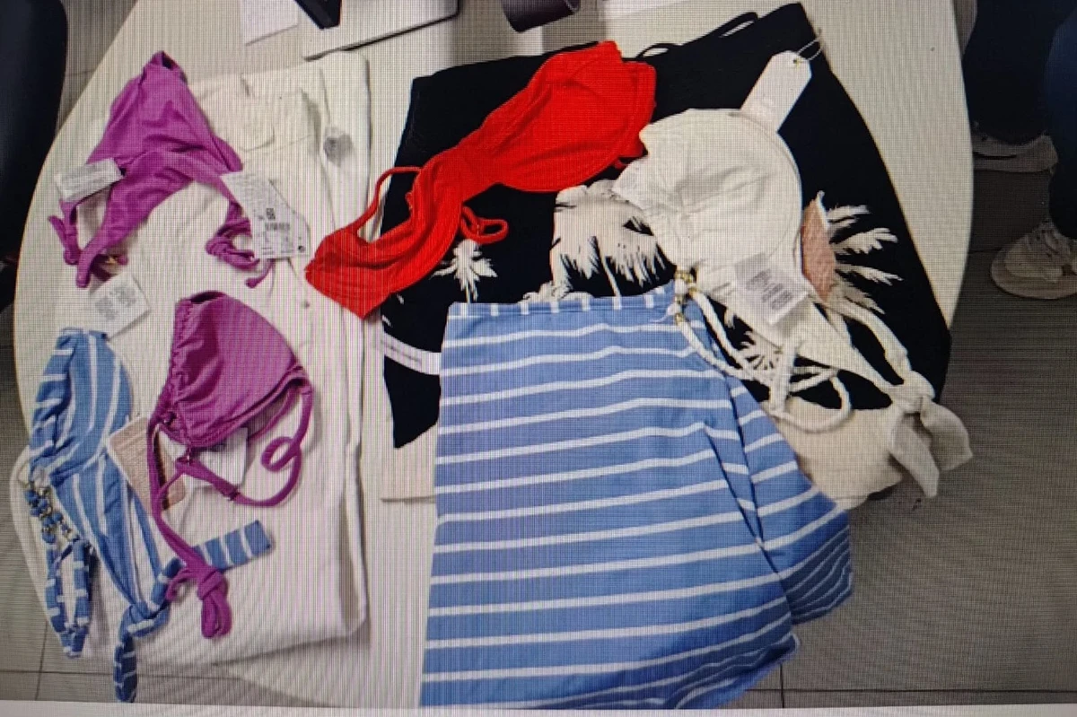 Roupas que foram furtadas em um shopping de Vila Velha
