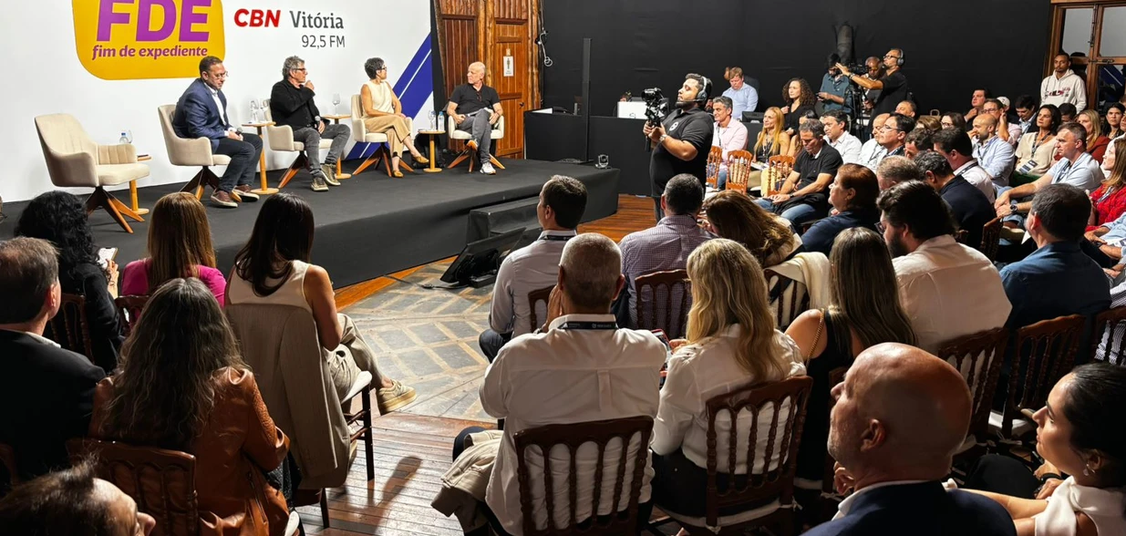 Frequência 95,2 FM combina conteúdos com figuras da rádio, eventos e presença multiplataforma para marcar as três décadas no ar