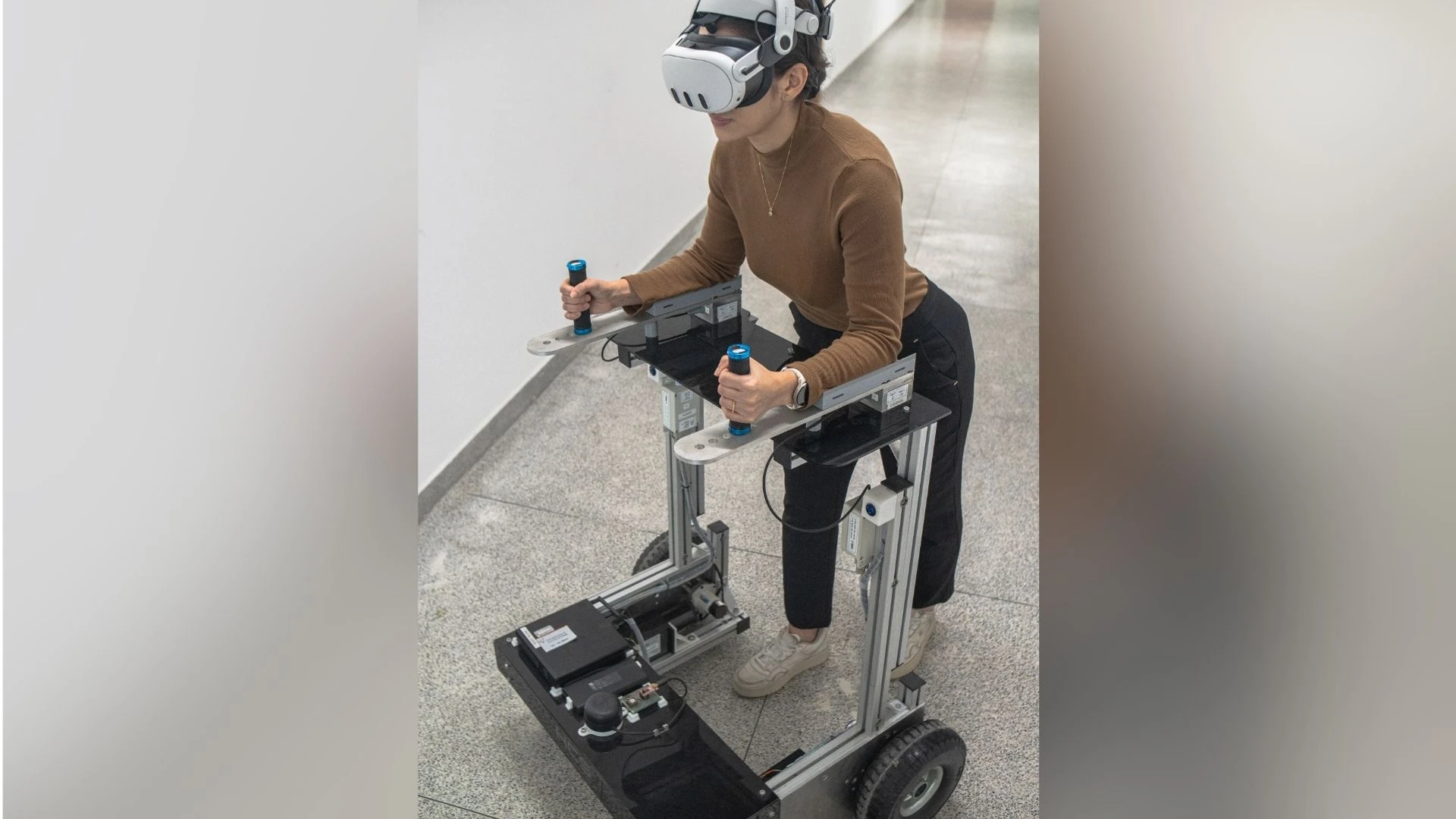 Anselmo Frizera Neto atua na área de Engenharia Biomédica, e coordena projetos que em robótica de reabilitação, IA, sensores de fibra óptica e realidade aumentada