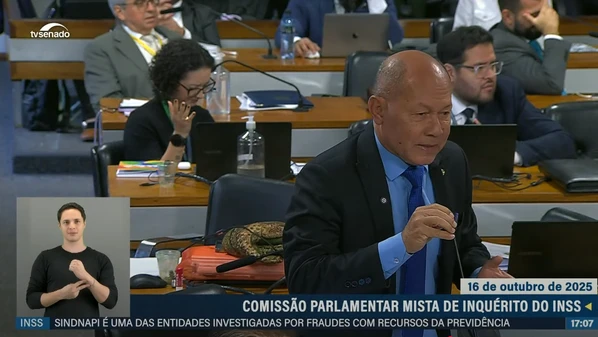 Coronel Chrisóstomo (PL-RO) tentou puxar um coro de parabéns com os demais colegas presentes na sessão, mas teve o pedido vetado pelo presidente do colegiado, senador Carlos Viana (Podemos-MG)