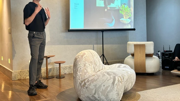 O designer, que recentemente conquistou uma premiação na Feira Internacional de Móveis Contemporâneos, participou de evento em Vitória e falou dicas para criadores e tendências do setor