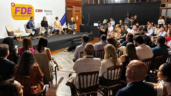 Programa recebeu jornalista Sandra Annenberg e o cantor e ator Evandro Mesquita para um bate-papo com plateia, durante o 20° Pedra Azul Summit