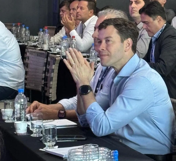 Arnaldinho Borgo na plateia do Pedra Azul Summit, encontro de líderes promovido pela Rede Gazeta