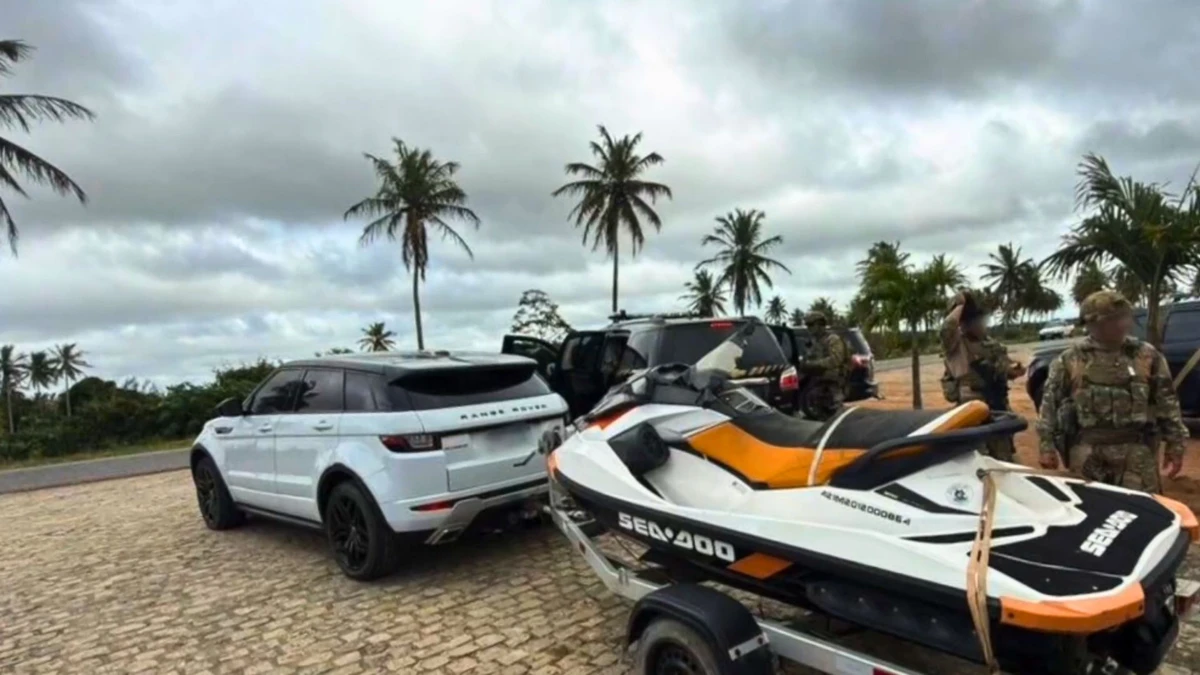 Carros e moto aquática que pertencem a empresário foram apreendidos