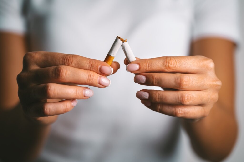 A nicotina do cigarro causa manchas amareladas ou acastanhadas que são difíceis de remover apenas com escovação (Imagem: Kulkova Daria | Shutterstock)