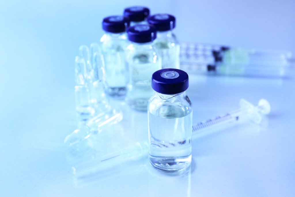 As vacinas passam por rigorosos testes de eficácia e segurança antes de serem disponibilizadas para a população (Imagem: Africa Studio | Shutterstock)