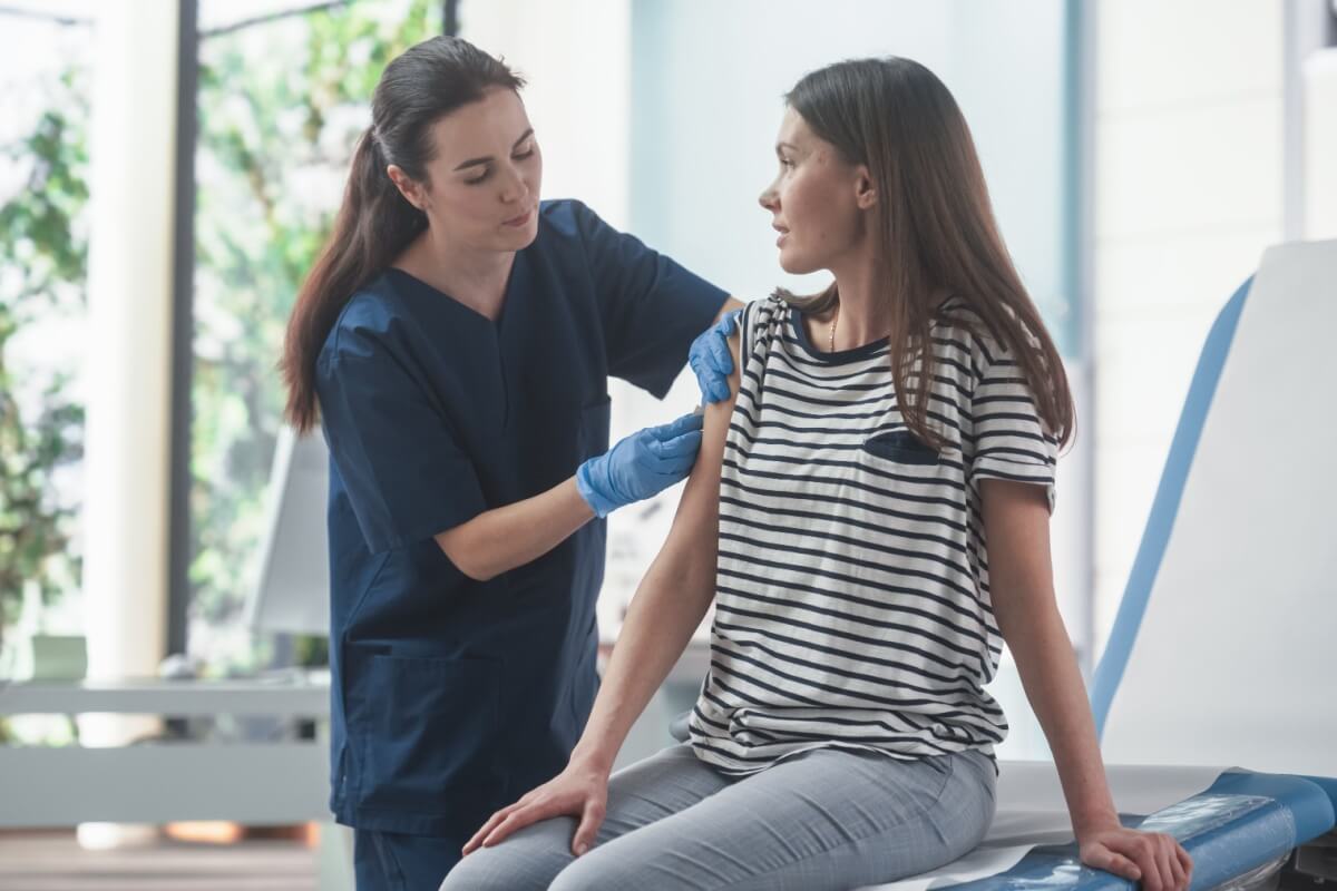 As vacinas são essenciais para a proteção contra doenças (Imagem: Gorodenkoff | Shutterstock)