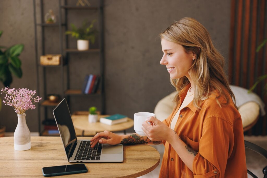 O uso da tecnologia é fundamental na gestão fiscal (Imagem: ViDI Studio | Shutterstock)