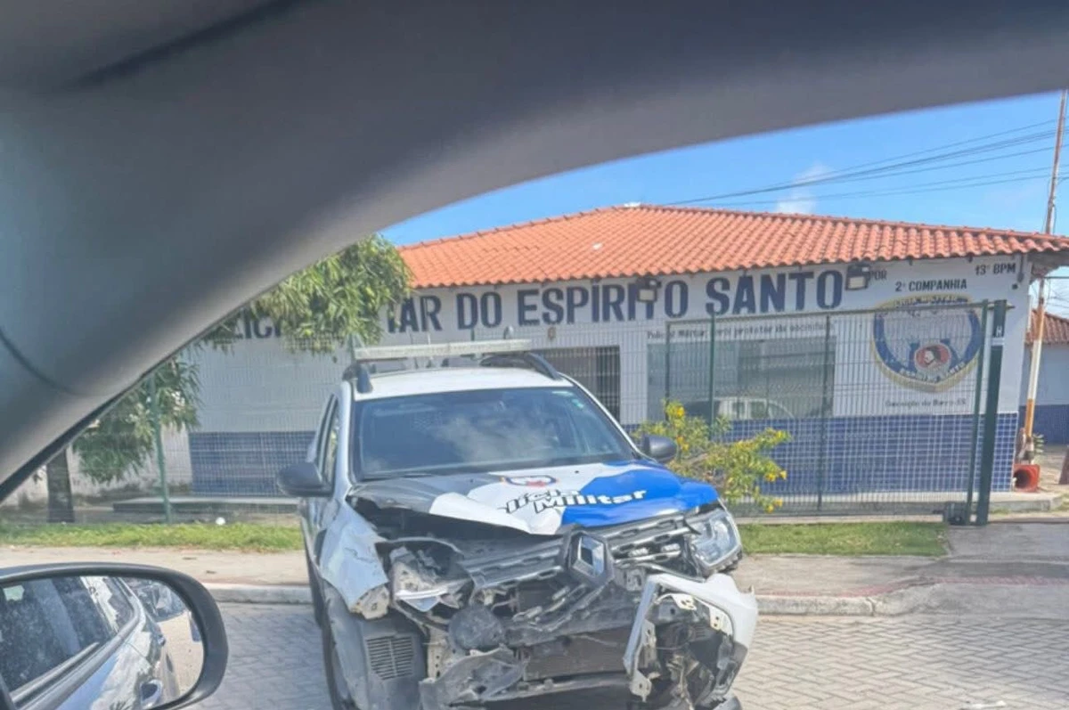 Homem colide com viatura da PM e acaba detido em Conceição da Barra.