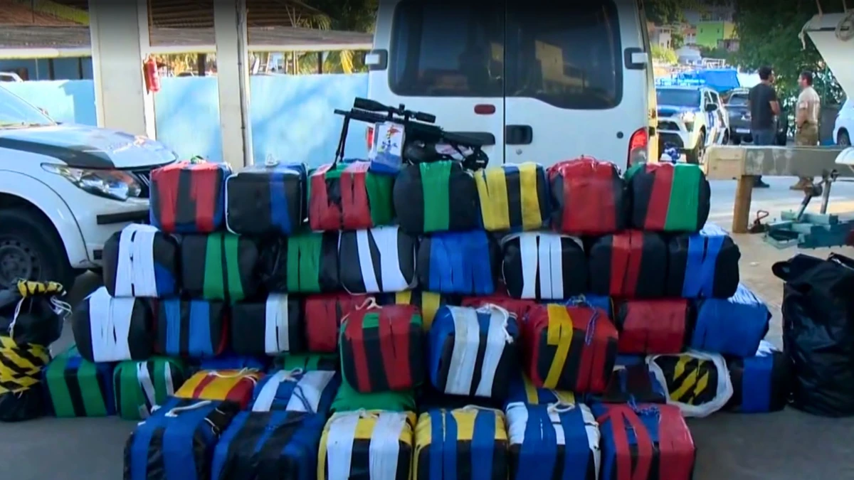 Mais de uma tonelada de cocaína é apreendida em marina de Guarapari