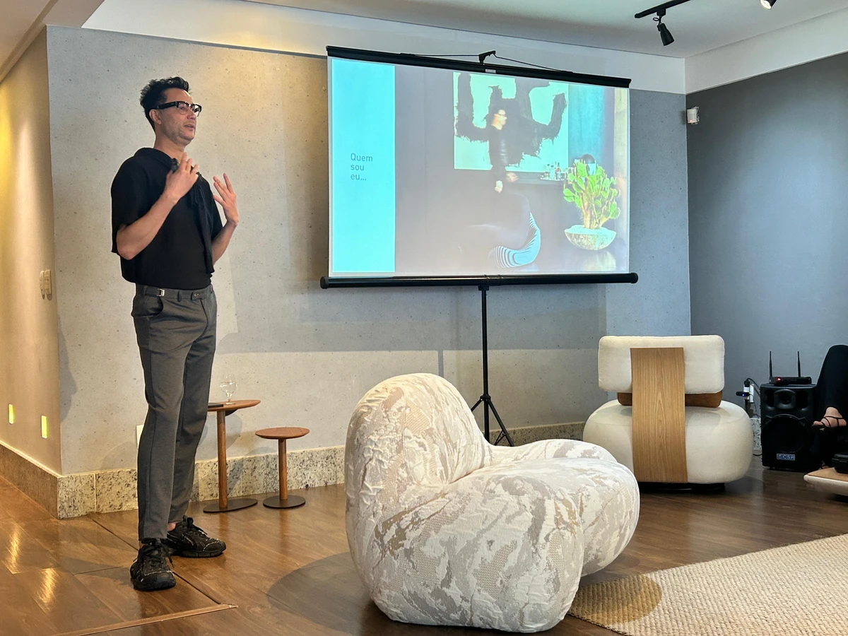 Maurício Bomfim falou sobre o processo criativo por trás de suas peças