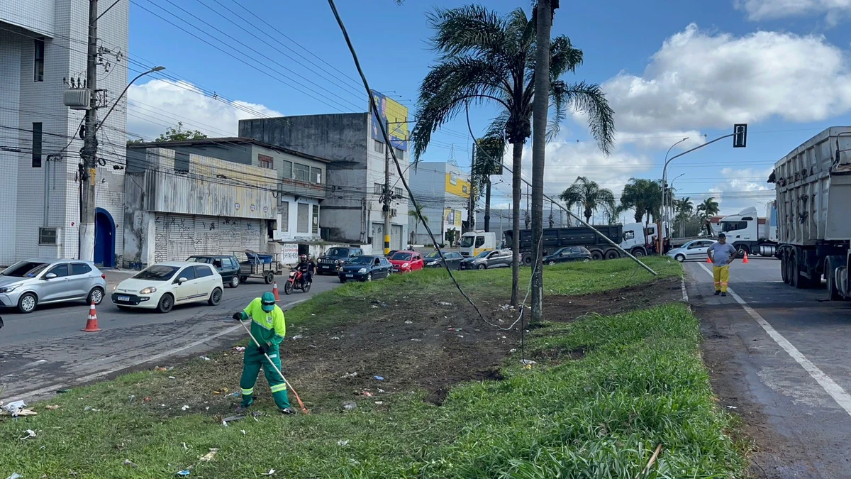 Equipes realizaram a limpeza do local do acidente na manhã de sábado (18)