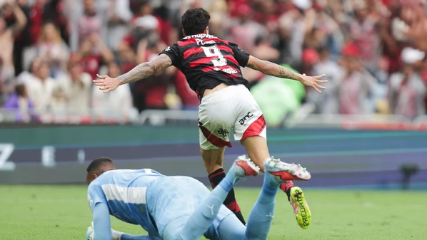 Com aproveitamento praticamente perfeito nas finalizações no primeiro tempo, Rubro-Negro foi cirúrgico e depois conseguiu segurar o ímpeto do Verdão, que reclama de pênalti não marcado em Gustavo Gomes