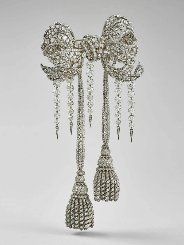 Broche fez parte de cinto com mais de 4.000 pedras e foi roubado do Museu do Louvre