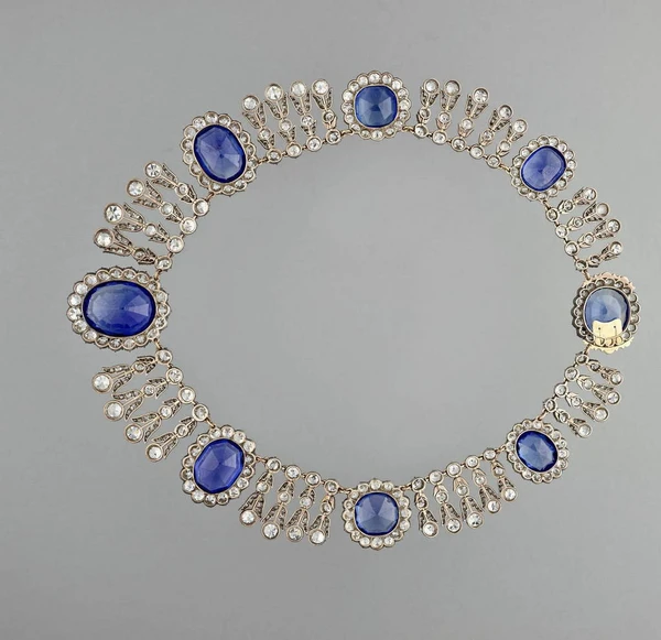 Colar de safiras roubado neste domingo no Museu do Louvre