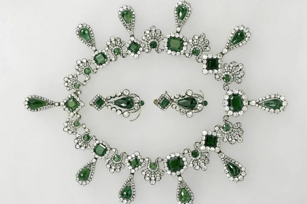 Colar e brincos de esmeraldas roubados do Louvre neste domingo (19)