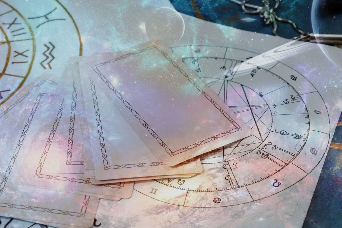 As cartas do tarot indicam um período de autoconhecimento e redirecionamento interno (Imagem: Shyntartanya | Shutterstock)